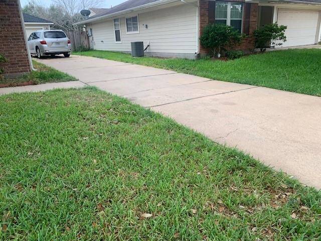 LONG DRIVEWAY TO EXTERIOR GARAGE