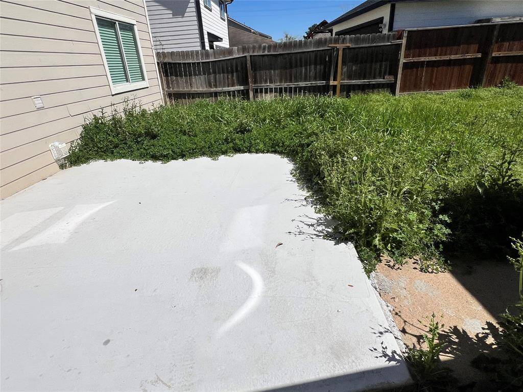 LONG DRIVEWAY TO EXTERIOR GARAGE