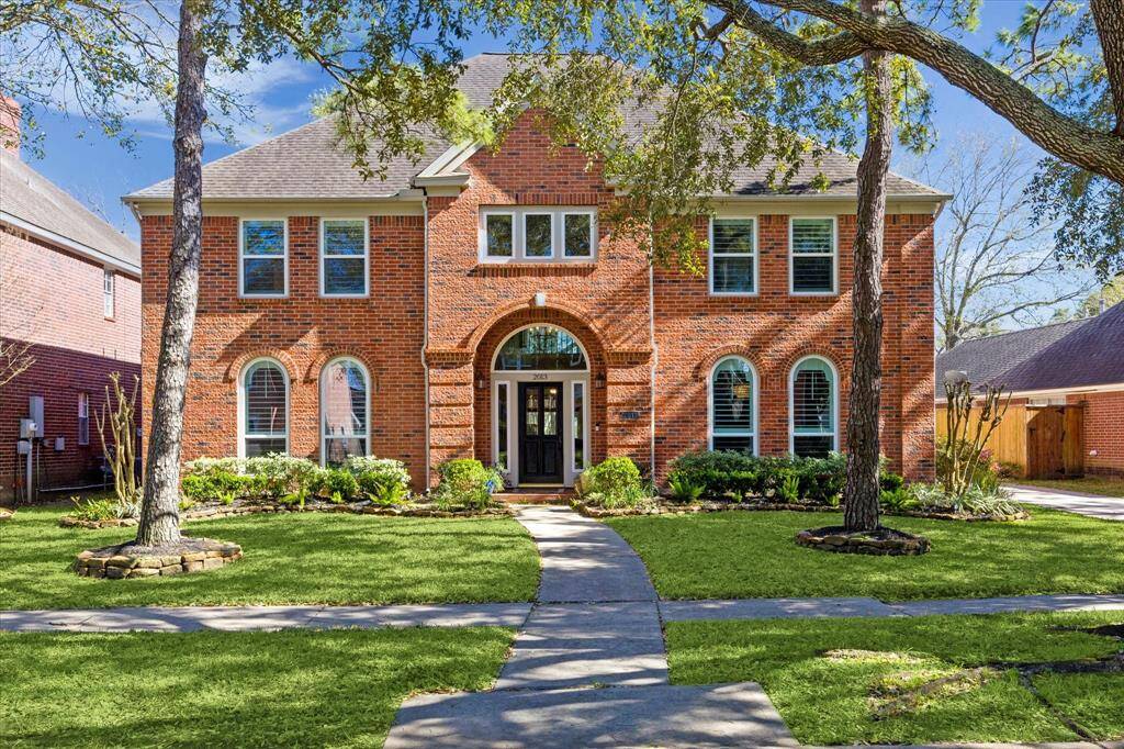 2013 Lauren Lake is a 4 bedroom, 3 and 1/2 bath home located in the gated entry South Shore Park section of League City's South Shore Harbour.