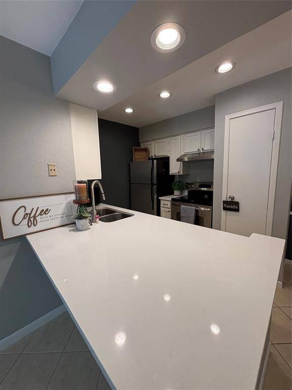 Huge and beautiful quartz countertop.  Great for entertaining and parties.