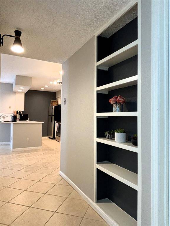 Shelving for books or deco