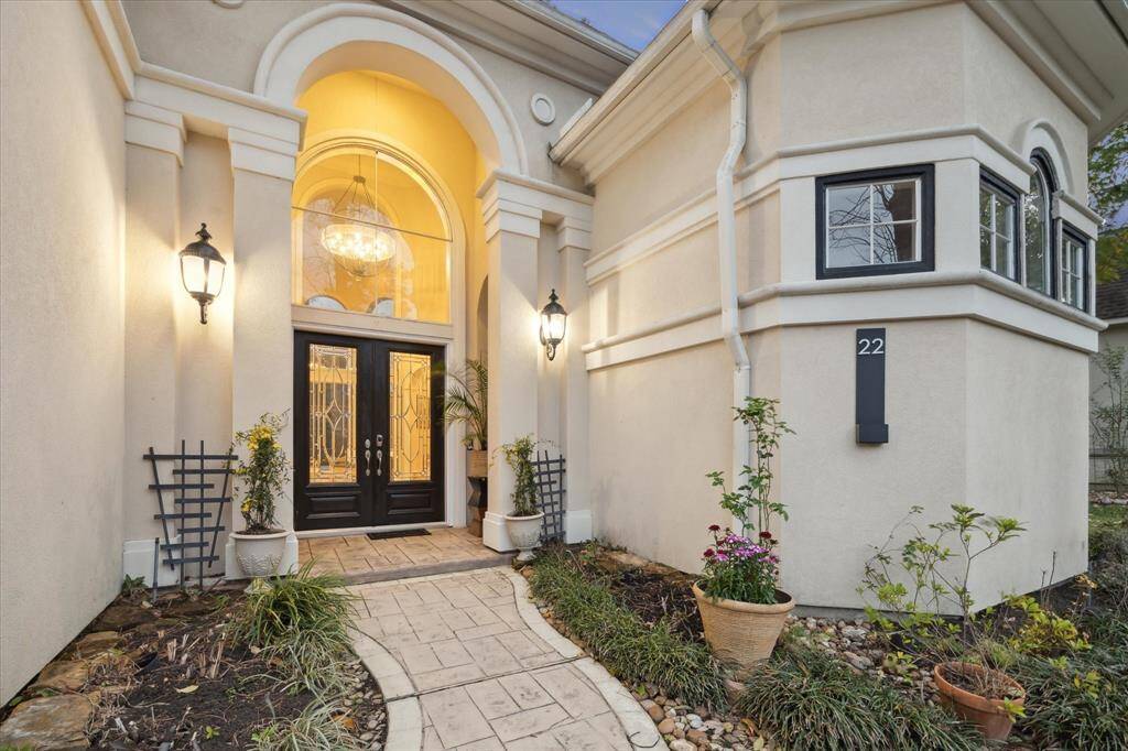 Welcome home to 22 Snow Pond Place located in the coveted Cascade Canyon of The Woodlands Indian Springs community.