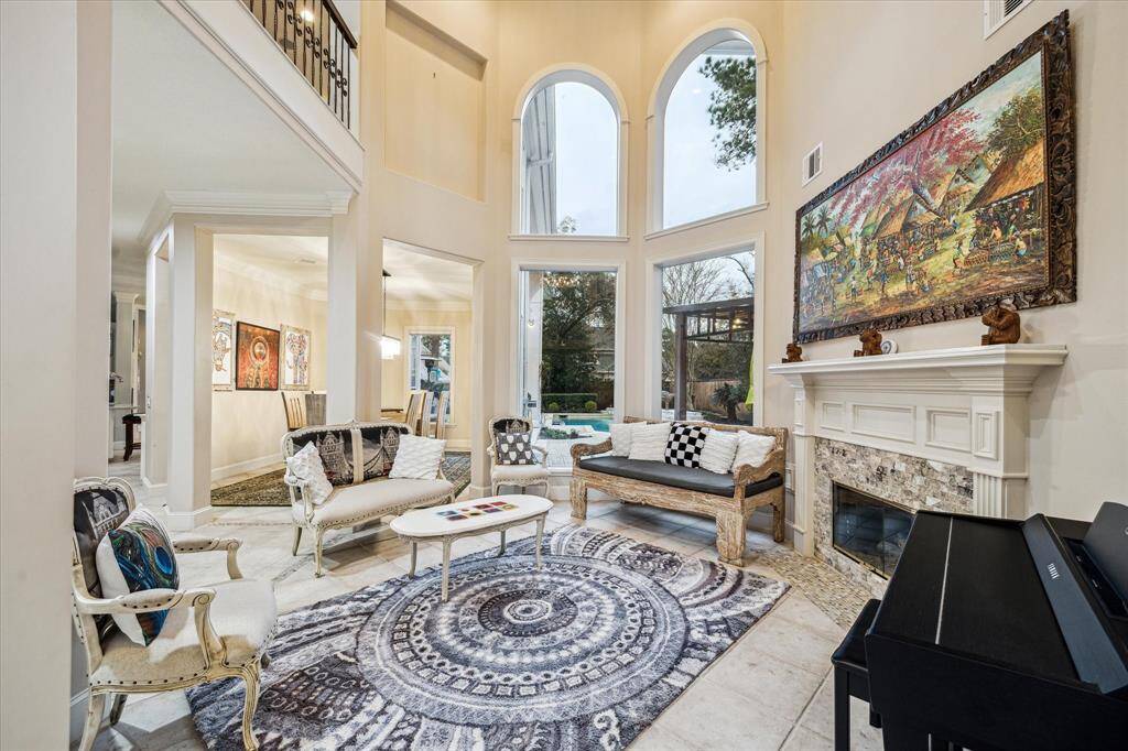 Large and abundant windows create unity between the green outdoor space and the heart of the home.
