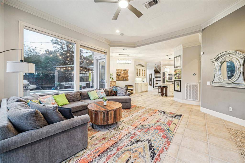 The lovely large windows flood the living room with natural light, creating a warm and inviting space perfect for relaxation and entertaining.