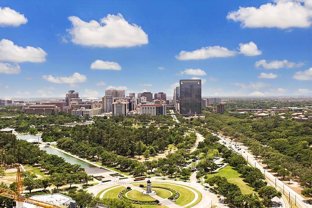 Hermann Park, Miller Outdoor Theater and the world famous Medical Center are minutes away.