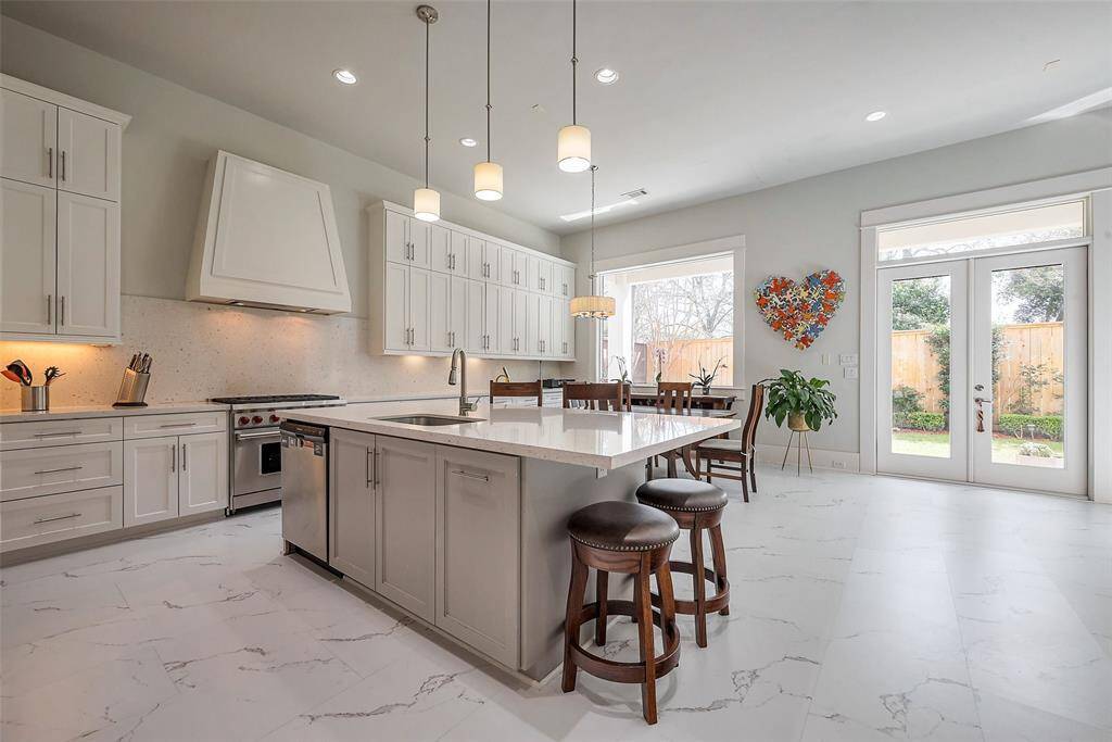 Breakfast bar seating, WOLF gas range