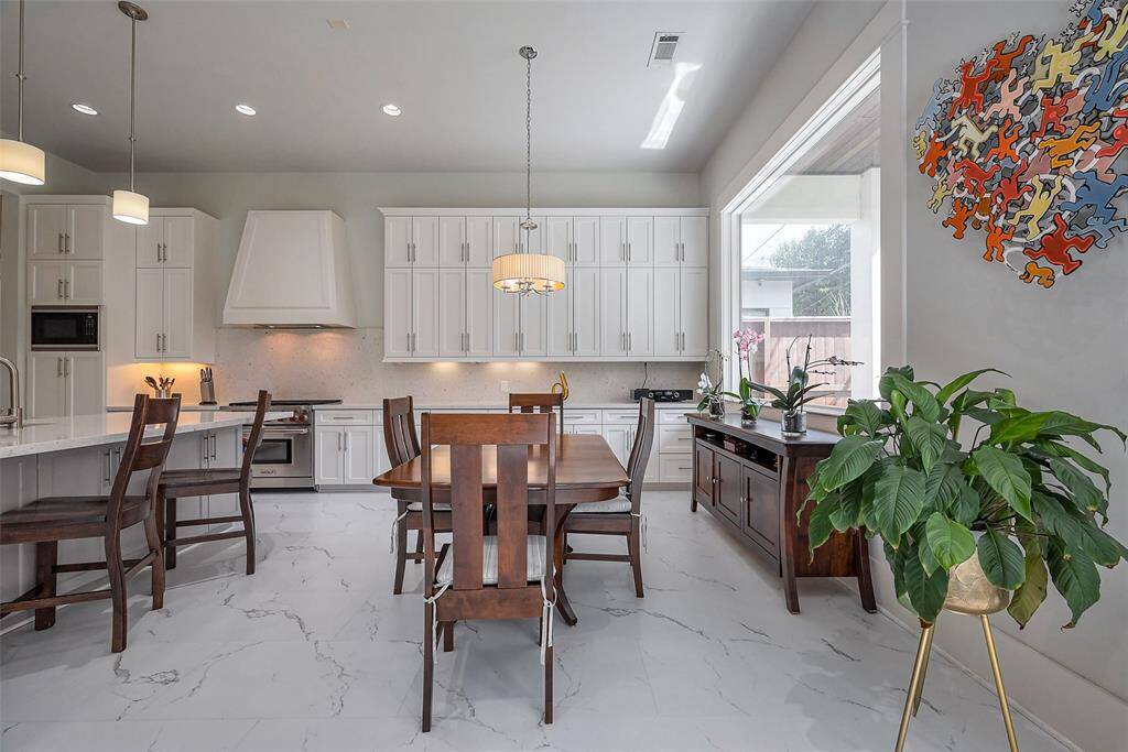 Breakfast dining area and abundant natural light