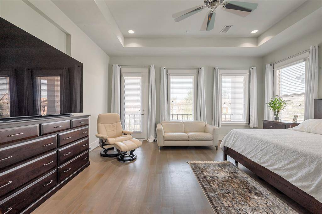 Natural light all around and private balcony