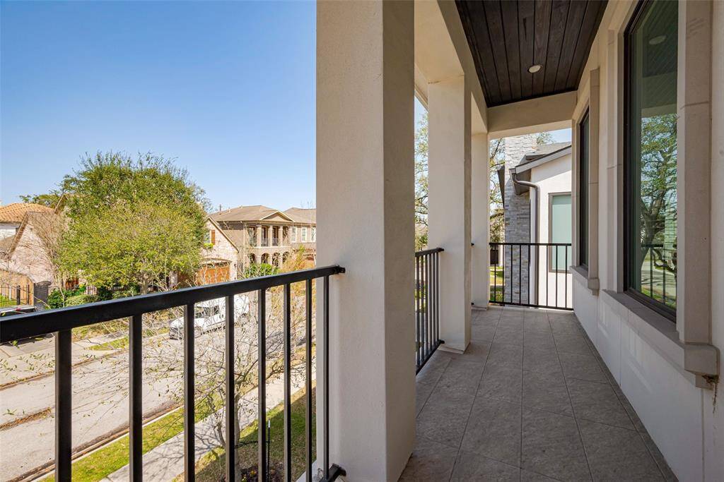 Outdoor balcony off primary suite