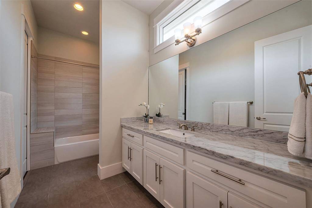 Full bath for bedroom 2