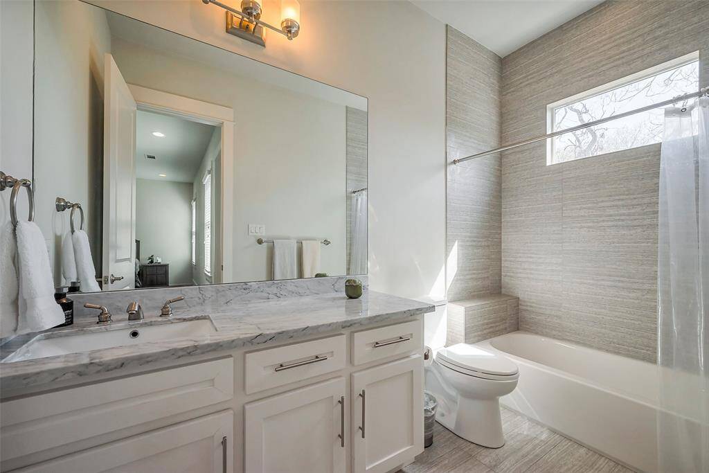 Full bath for bedroom 3