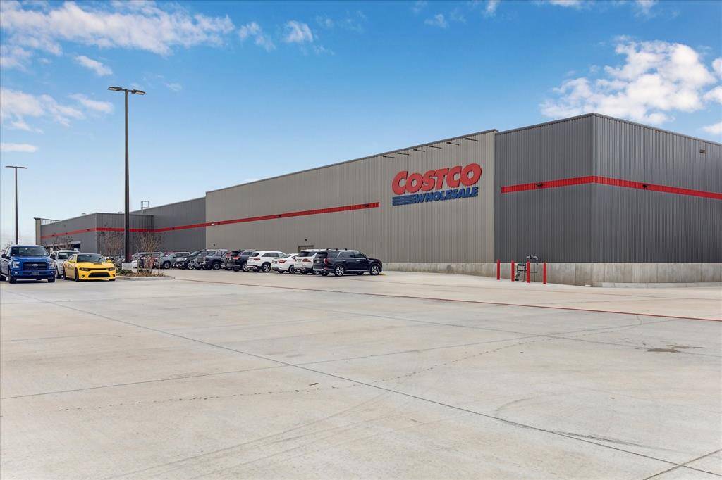 5 min to Costco by 249 and Holderreith!