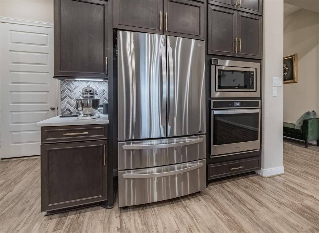 beautiful backsplash, lots of storage area