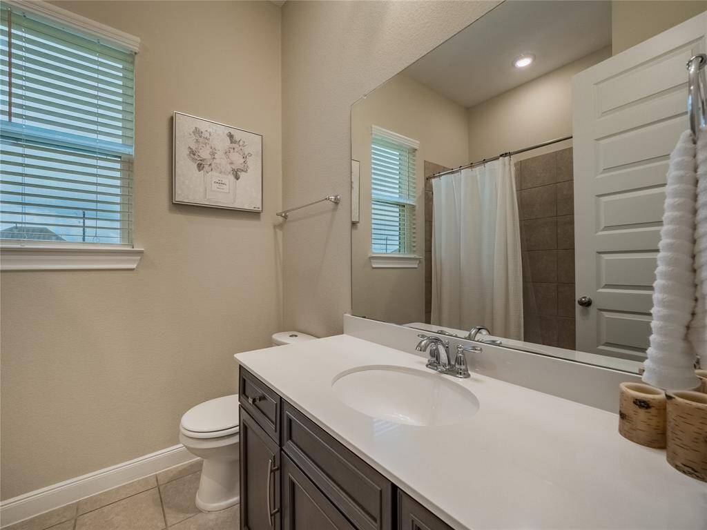 guest bath with shower tub combo, granite counter top