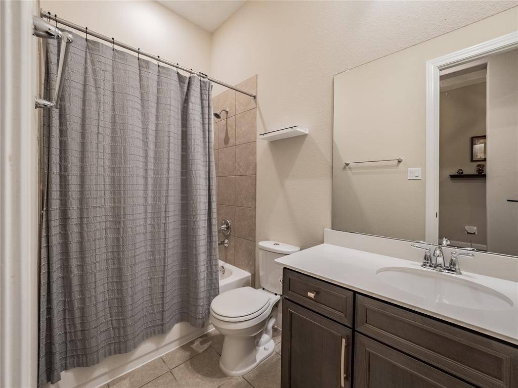 bath room on the front that the 2 bedrooms share