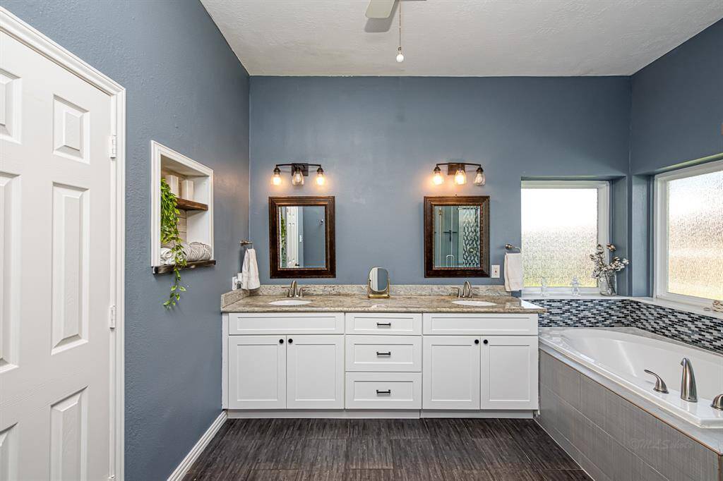 Primary bath w/granite counters and double sinks