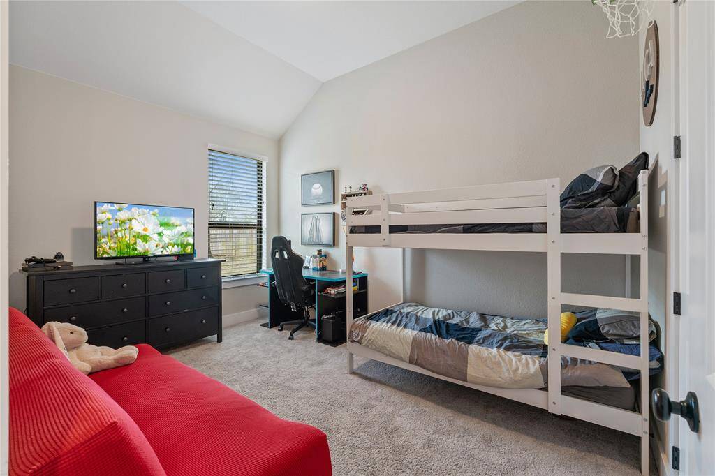 Another spacious bedroom. Big enough for bunk beds