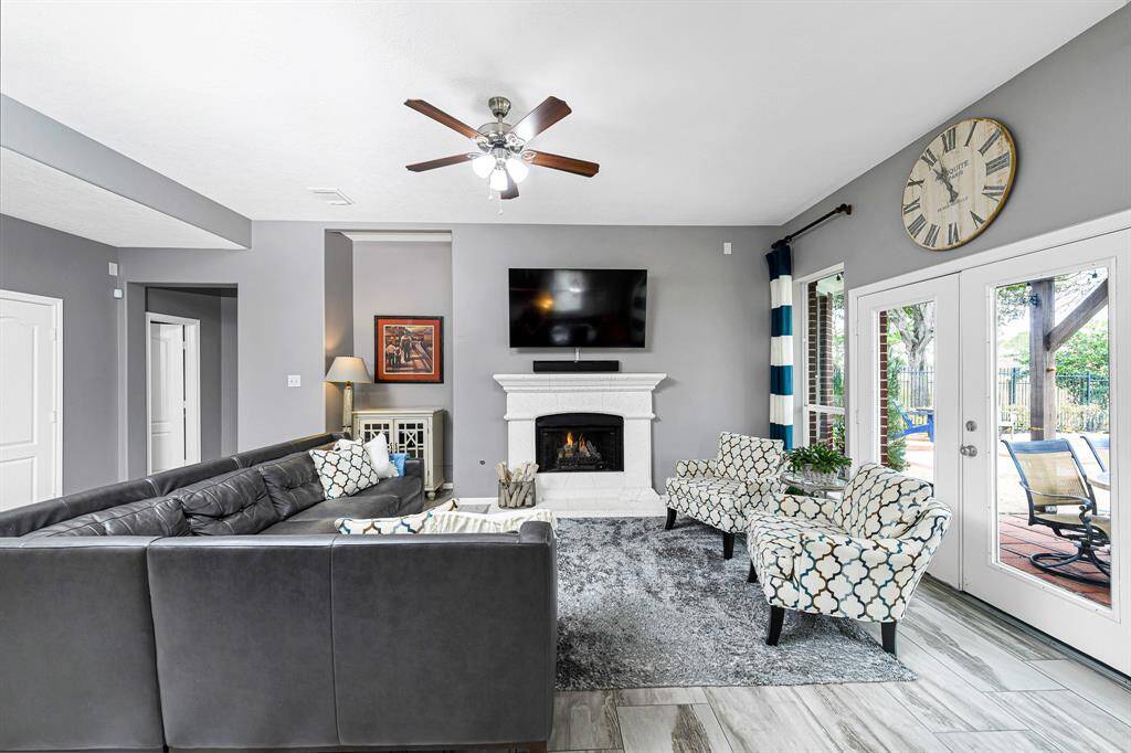 Gas log fireplace