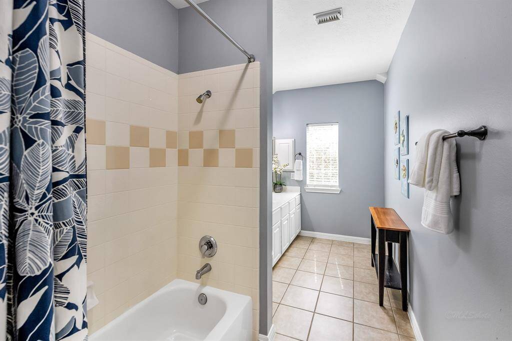 Secondary full bath