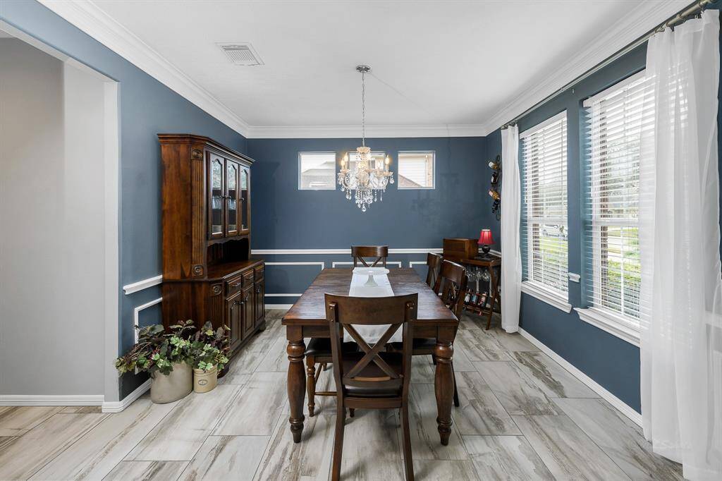 Formal dining with crown molding