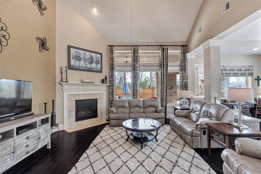 The living area feels light and bright. Tall ceilings, high windows , loads of natural light.