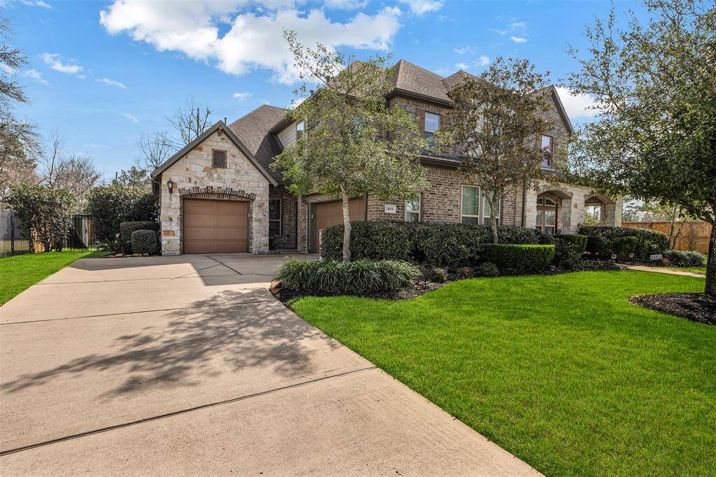 This home offers a two garages totally 3 spaces which is ideal when you want space for cars and hobbies/storage