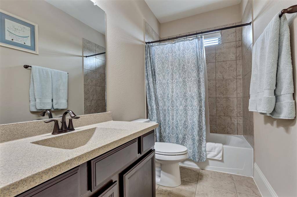 Another upstairs bathroom. You can't have too many bathrooms!