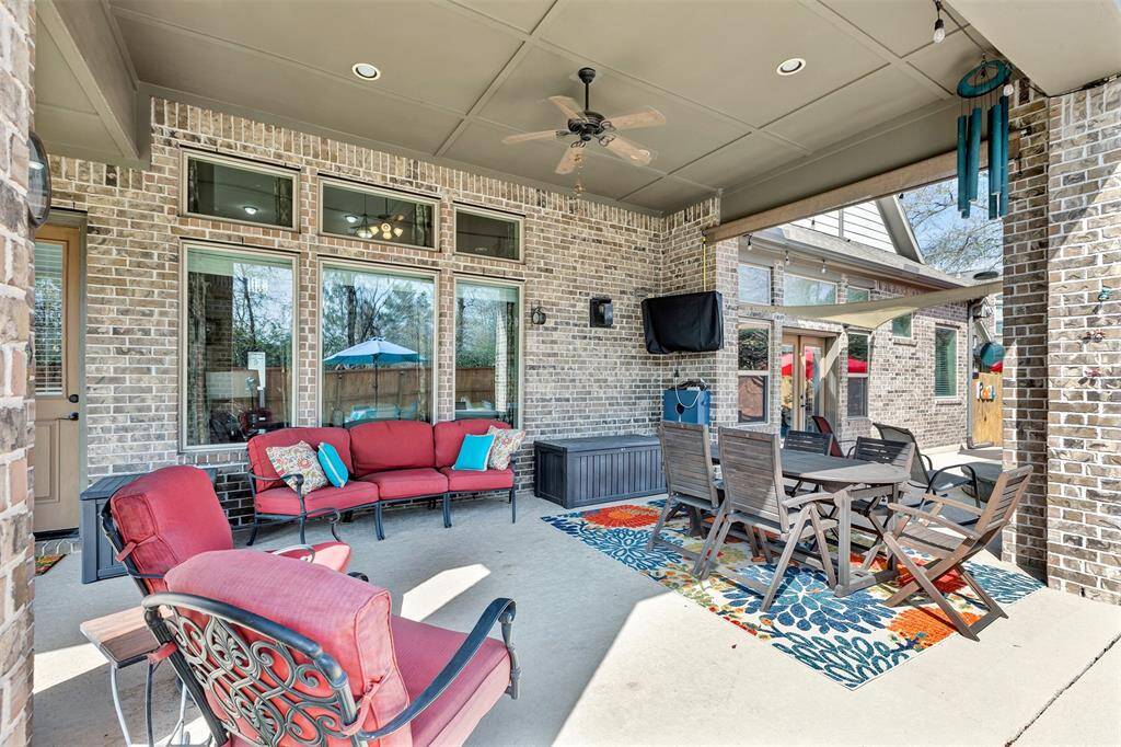 Enjoy the summer days in the shade and under the fan.