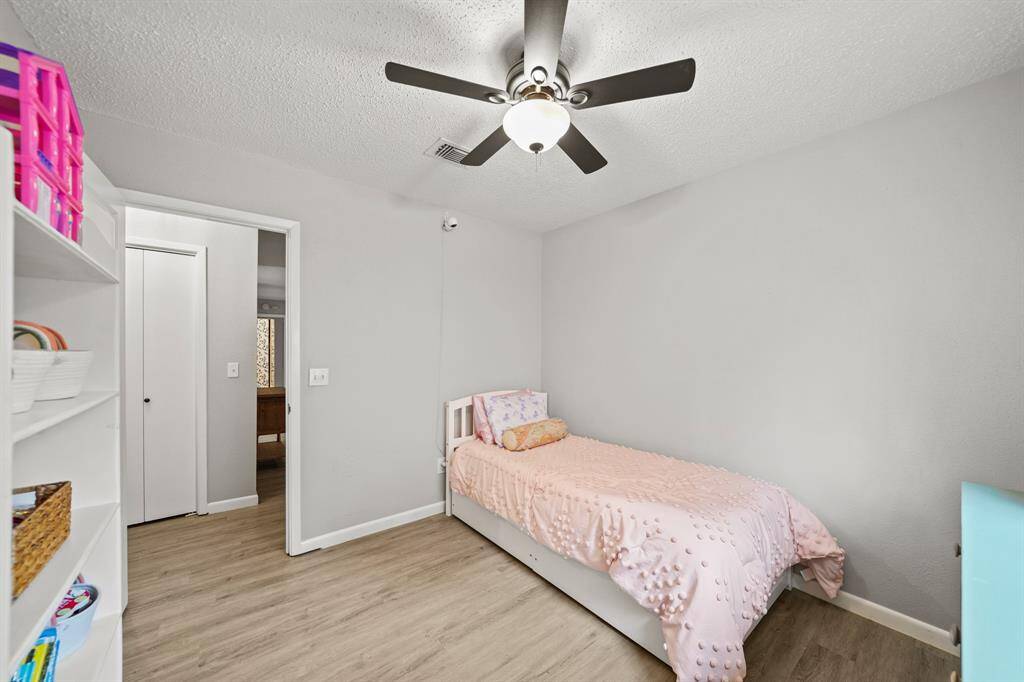 A view of the secondary bedroom with the corridor in the background.
