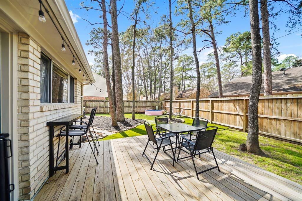 Picture perfect for outdoor barbecuing, dining & entertaining.