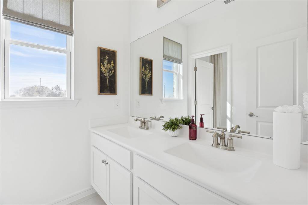 Hall bath (*Artist rendering used for illustration purposes only.)