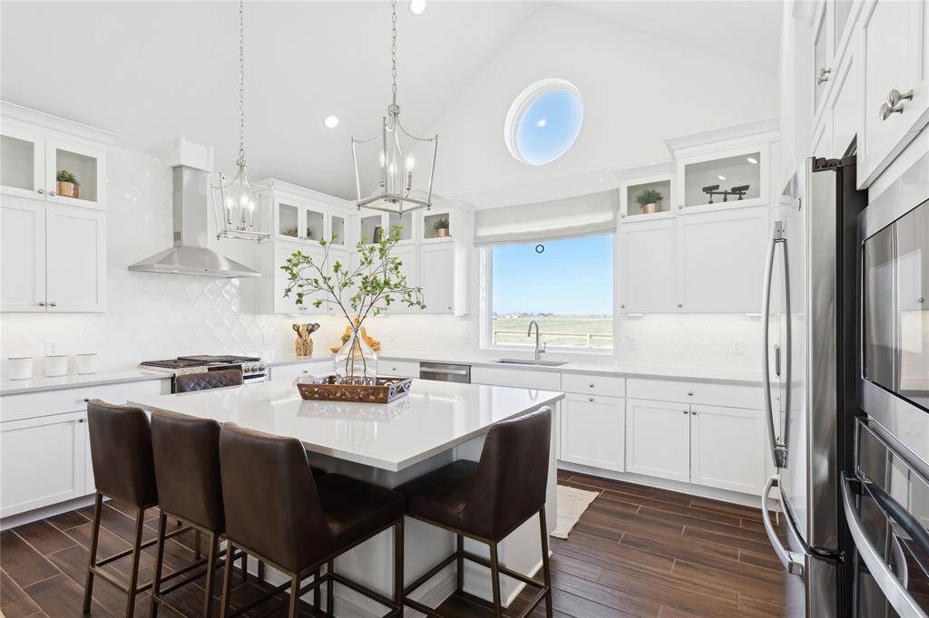 Stylish kitchen with quartz countertops (*Photo not of actual home and used for illustration purposes only.)