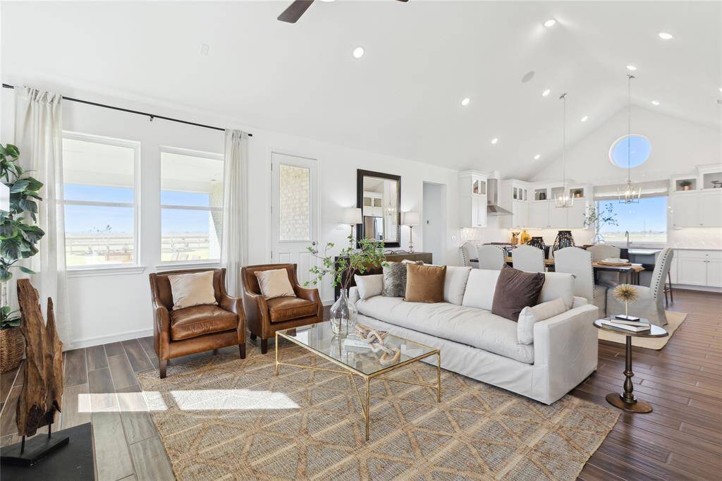 Impressive great room with vaulted ceilings (*Artist rendering used for illustration purposes only.)