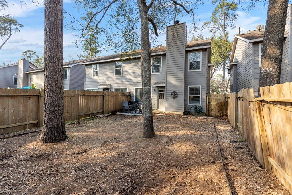 Don't miss the chance to own this charming townhome in The Woodlands, offering a fantastic price and a prime location with top-rated schools nearby!