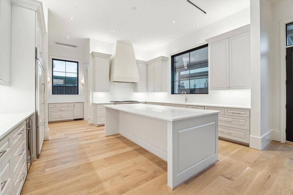 [Kitchen]The center island provides a dining ledge for casual meals.