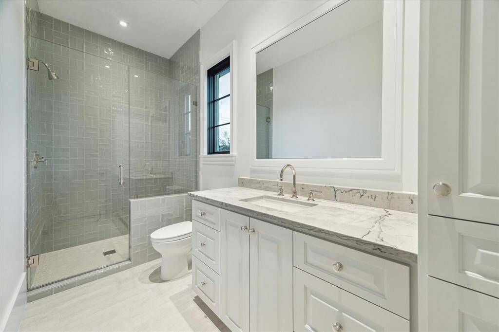 [Secondary Bedroom En Suite Bath]