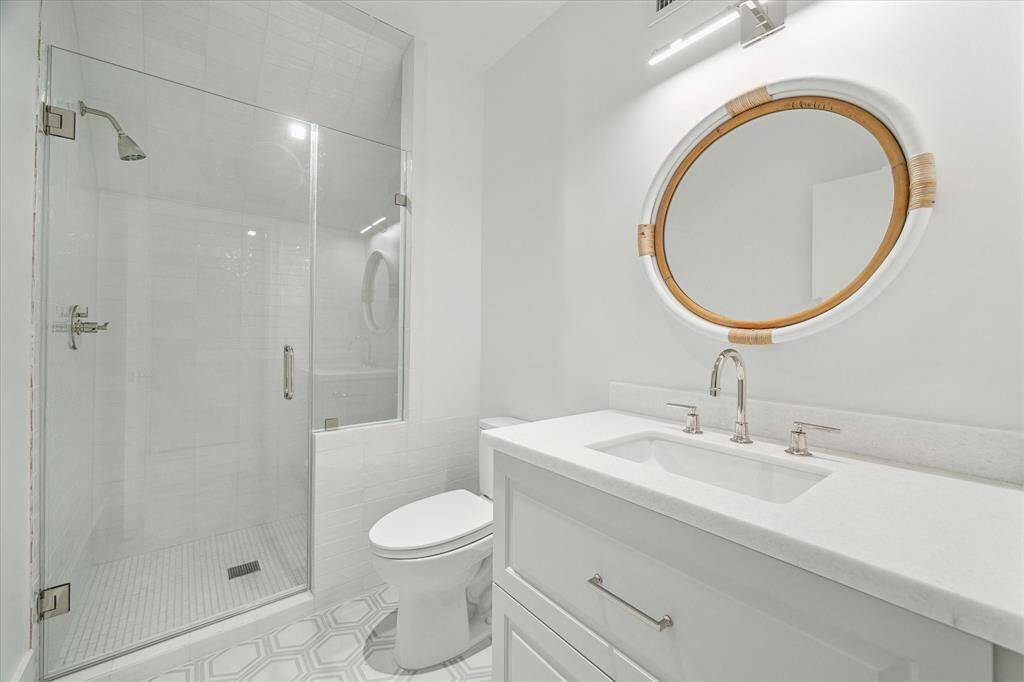 [Third Floor Full Bath]