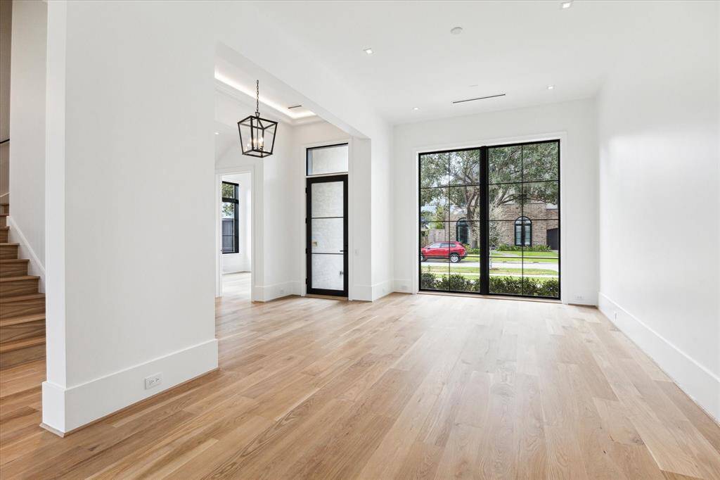 [Dining Room]This view reveals the opening to the en suite study (or bedroom) at top left.
