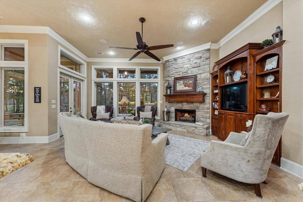 Family Room overlooking Back Yard/Pool/Golf Course