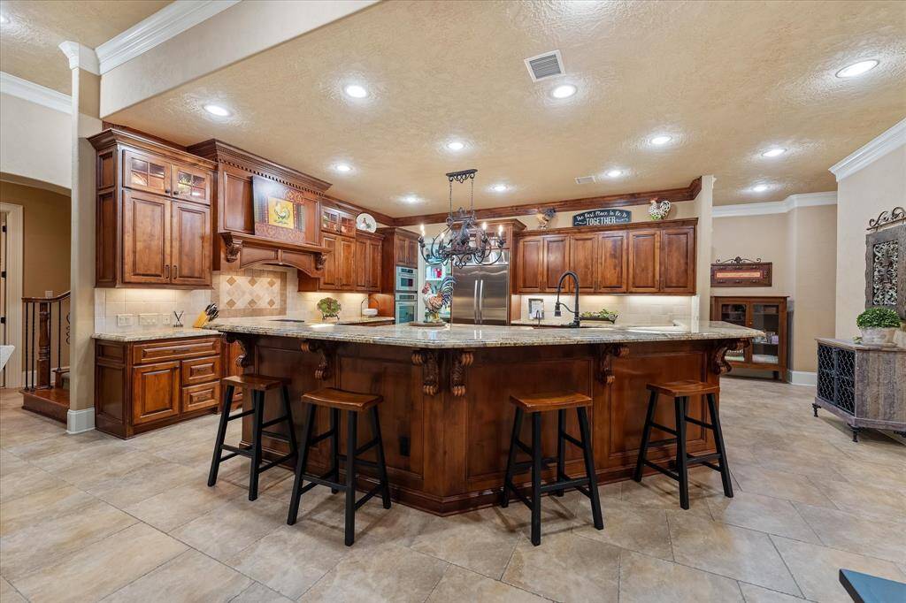 Huge Kitchen w/ Raised Bar Top