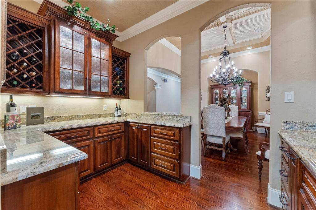Butler Pantry between Kitchen/Dining Room