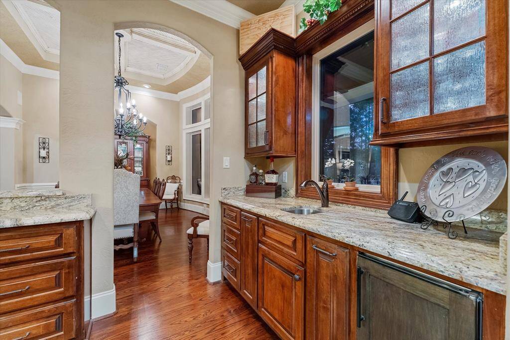 Butler Pantry w/ Sink & Icemaker