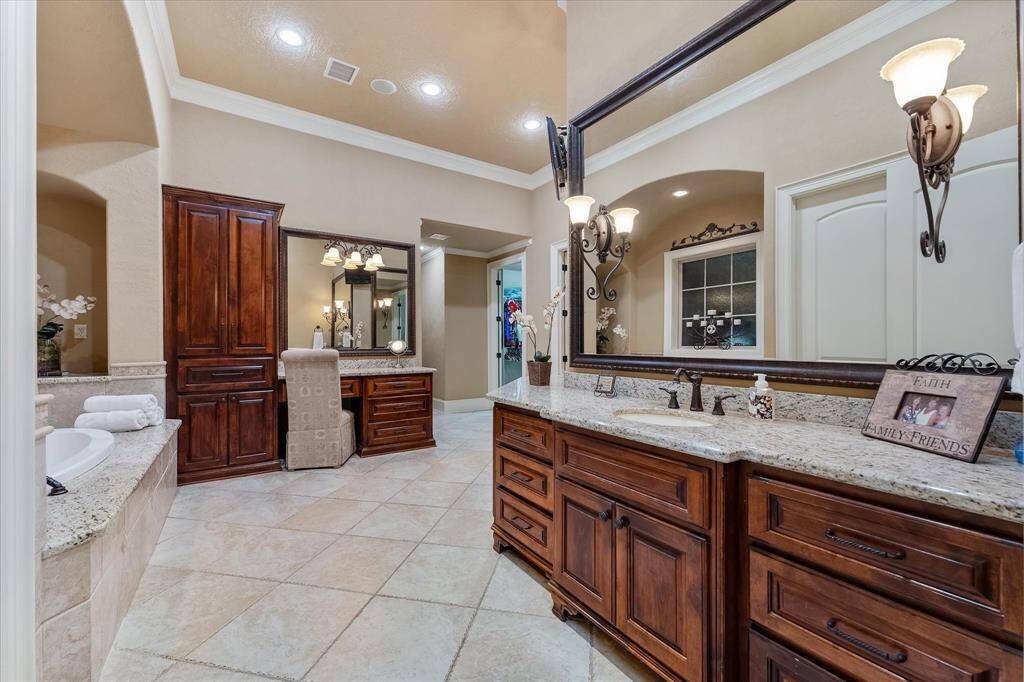 Huge Primary Bath!