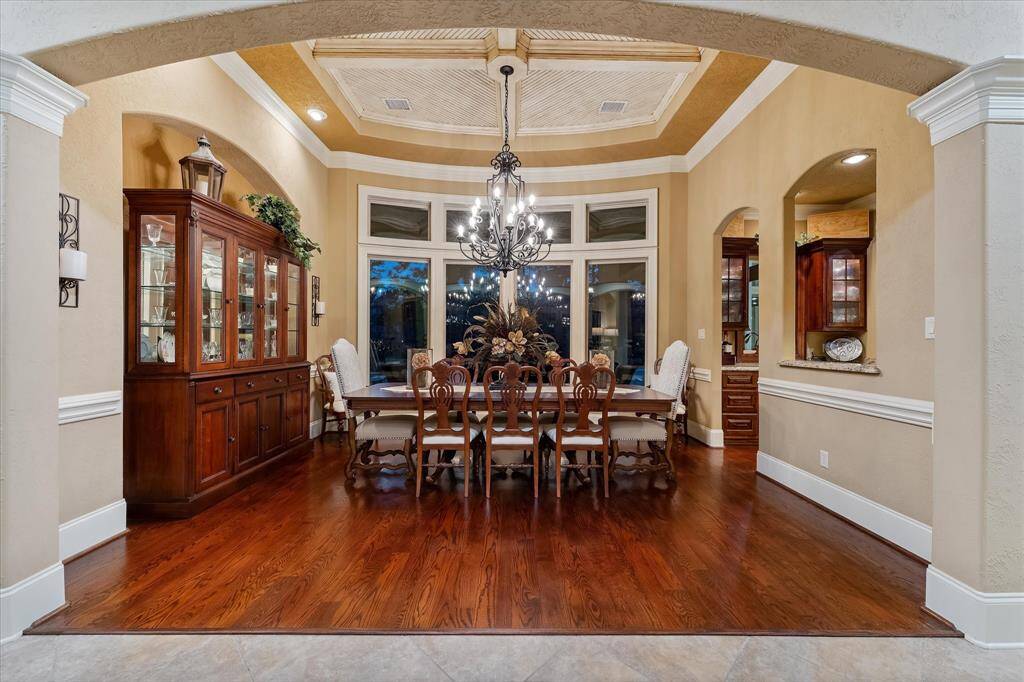 Formal Dining w/ Vaulted Ceiling