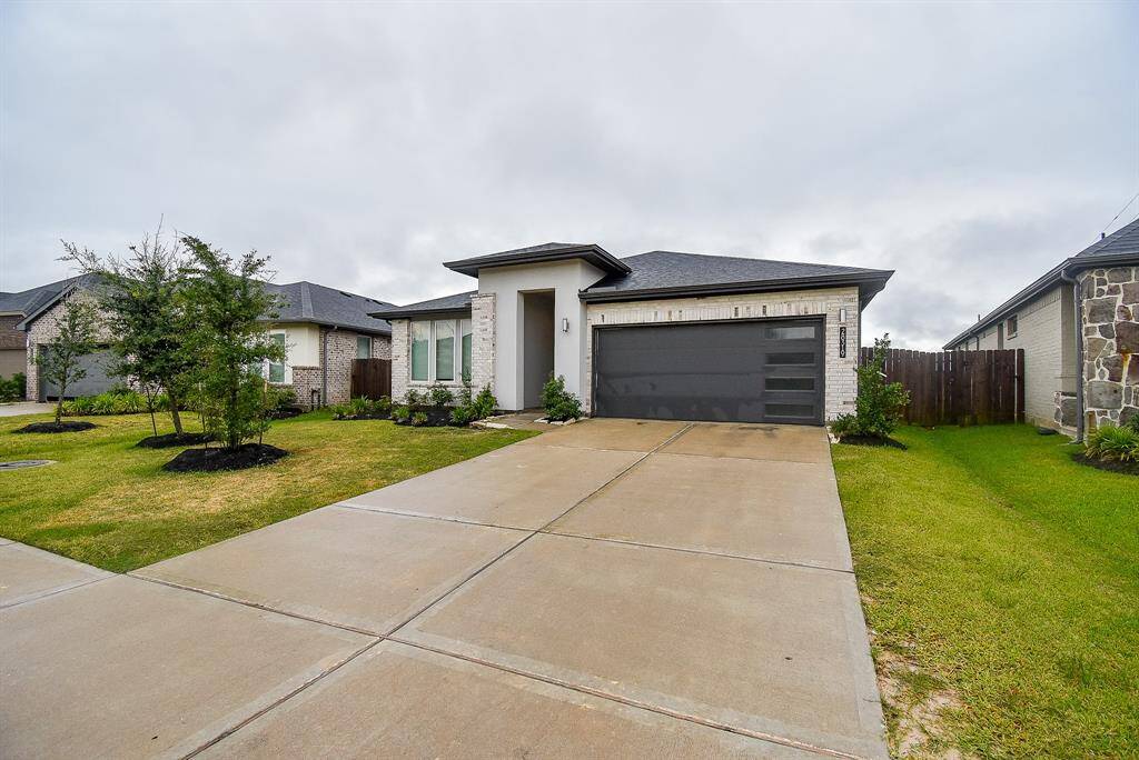 This lovely single family, (1) story, brick RENTAL is located in a cul-de-sac at 28319 Hannahs Harbor Lane, Katy, TX, in the Tamarron community