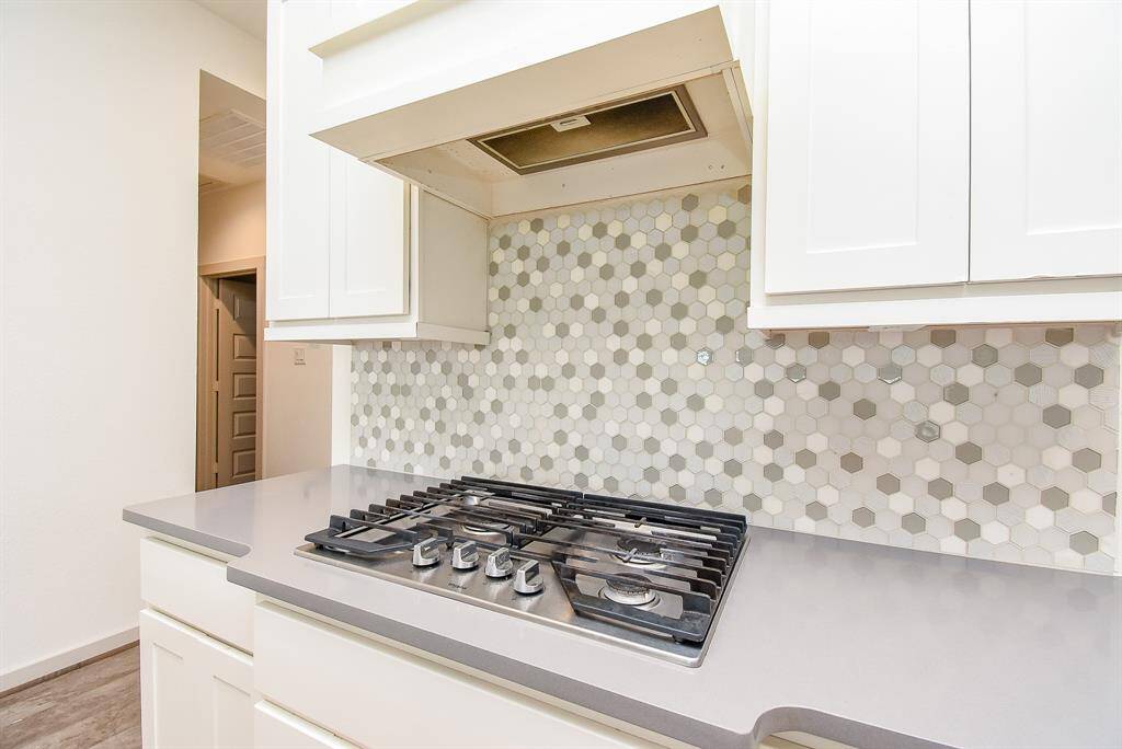 This sturdy cooktop is ready to deliver everything from lazy family breakfasts to the height of fine dining for guests!
