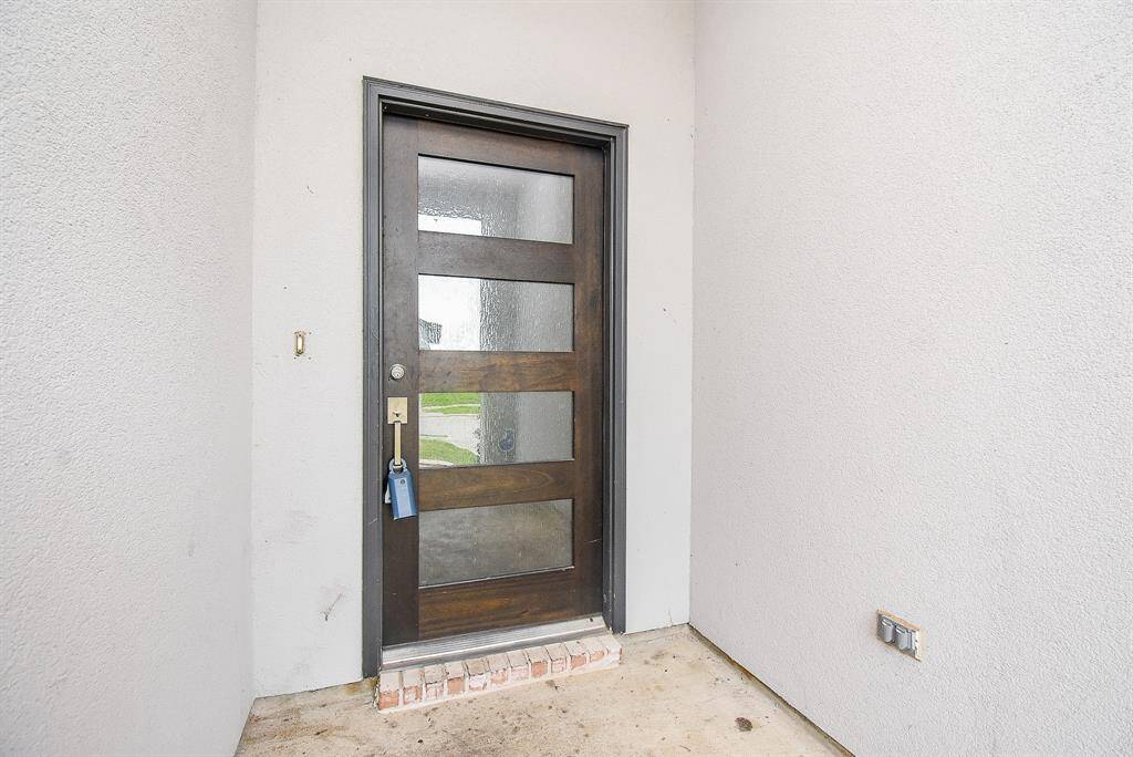 The spacious covered front entry allows room for sizeable deliveries, and comfort when guests arrive!