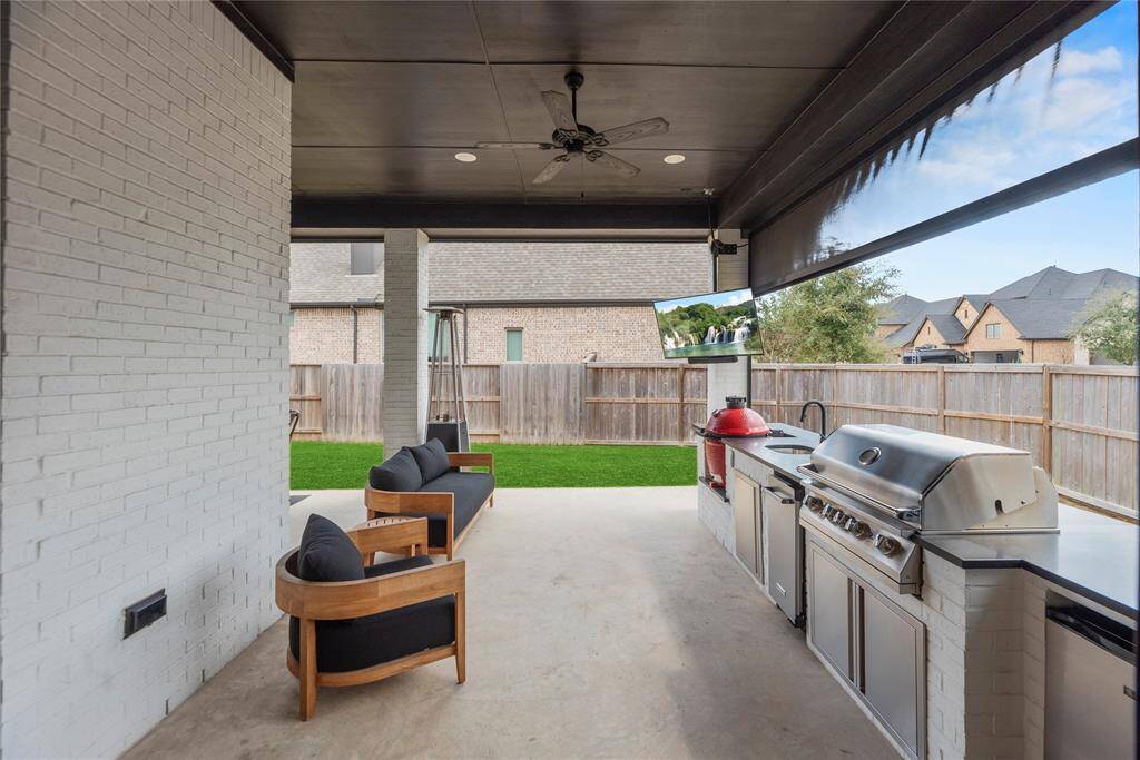 Now to the backyard. How is this for a great place to relax and enjoy that Texas breeze!