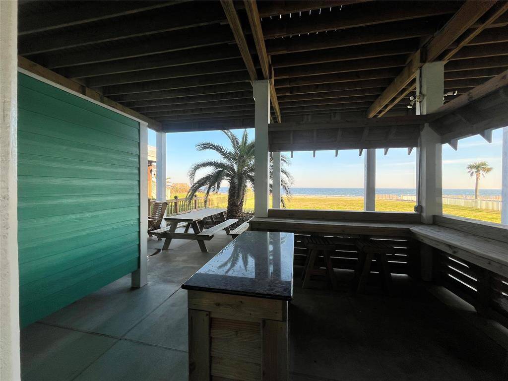 Outdoor  area / outdoor shower adjacent
