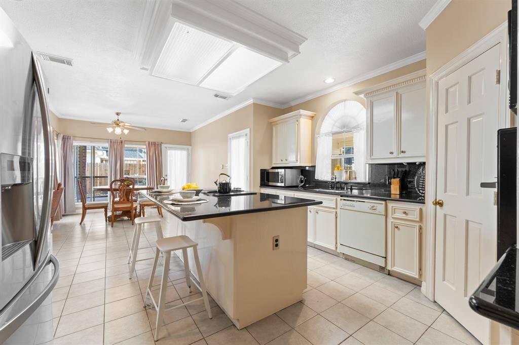 Kitchen with large cooktop island and room for sitting